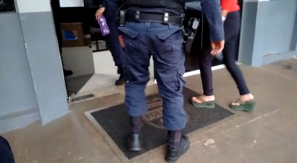 Mulher que alega ter sido agredida pelo companheiro é levada à Delegacia