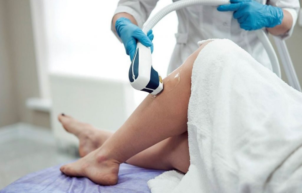 Mulher sofre queimadura na perna em depilação a laser e processa clínica de estética