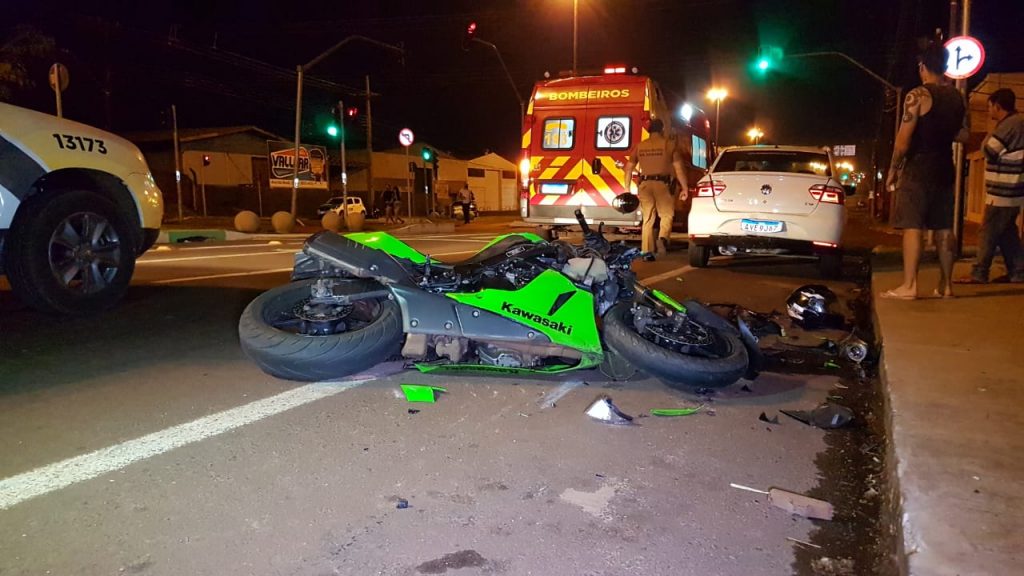 Kawasaki 600 cilindradas atinge carro na Av. Barão do Rio Branco