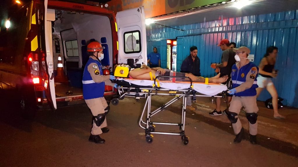 Jovem de 19 anos fica ferido ao sofrer queda de moto no Bairro Periolo