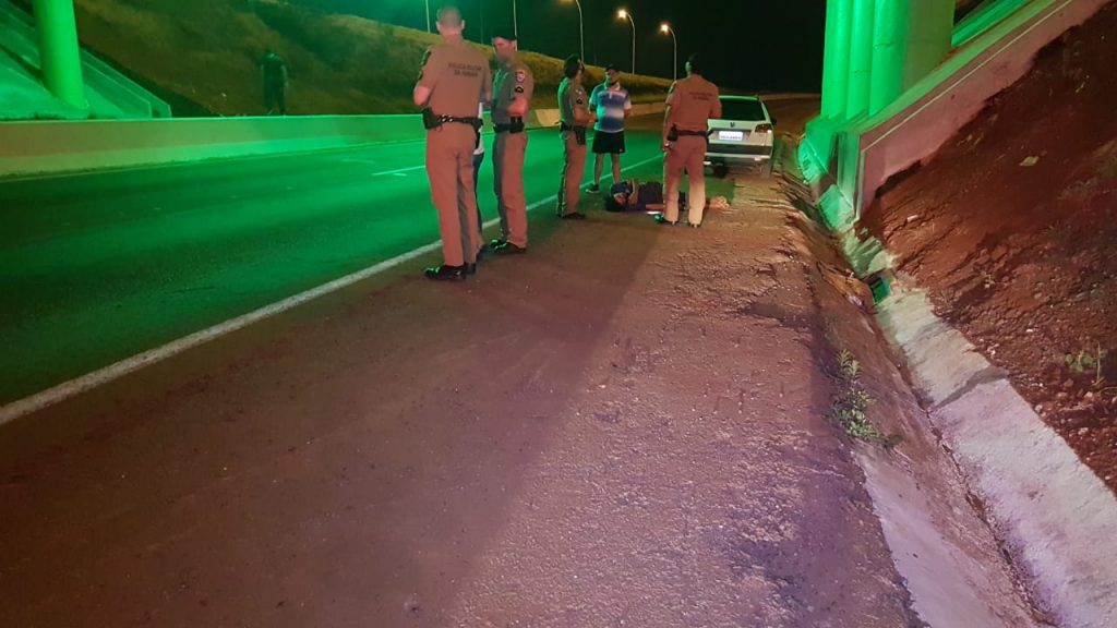 Equipes do Siate socorrem homem que caiu em degraus de escada no viaduto da Av. Barão do Rio Branco