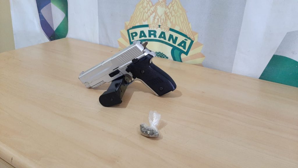 Acusado de tentativa de assalto é detido pela PM com simulacro e porção de maconha Acusado de tentativa de assalto é detido pela PM com simulacro e porção de maconha