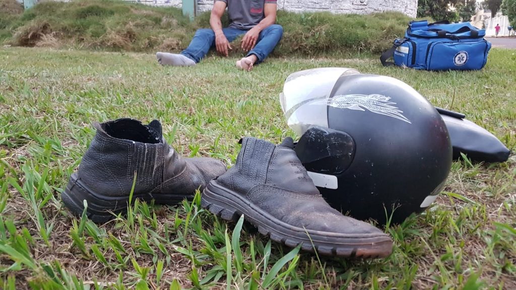 Motociclista é socorrido ao se envolver em colisão no Centro