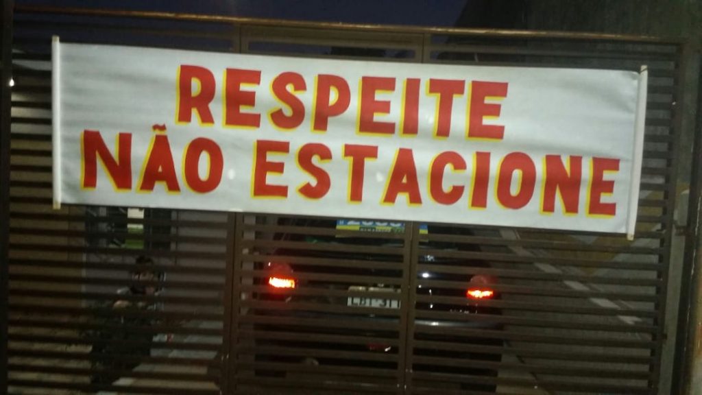 Cansada dos motoristas folgados, moradora do Santa Cruz instala faixa e cobra respeito