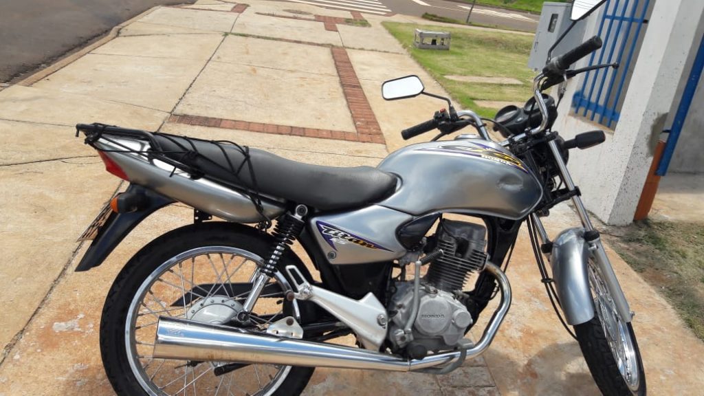 Homem tenta localizar Honda CG Titan