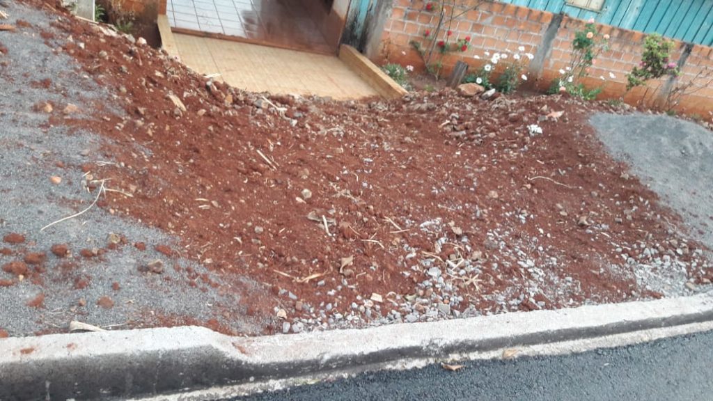 Moradores pedem conclusão de obras de pavimentação em Juvinópolis