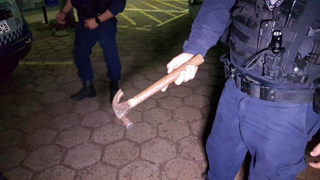 Jovem ameaça familiares com martelo e acaba detido no Canadá