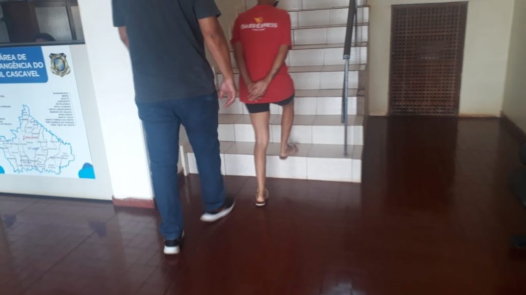 Mulher que responde por tráfico de drogas é detida pelo GDE no Bairro Interlagos