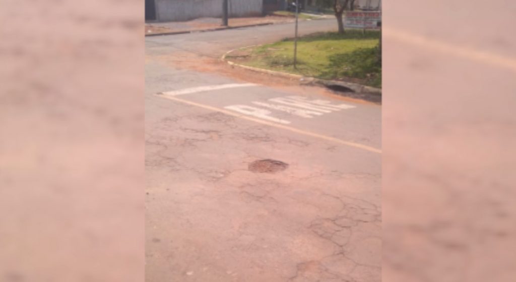 Comerciante reclama de buraco na Rua Glauber Rocha