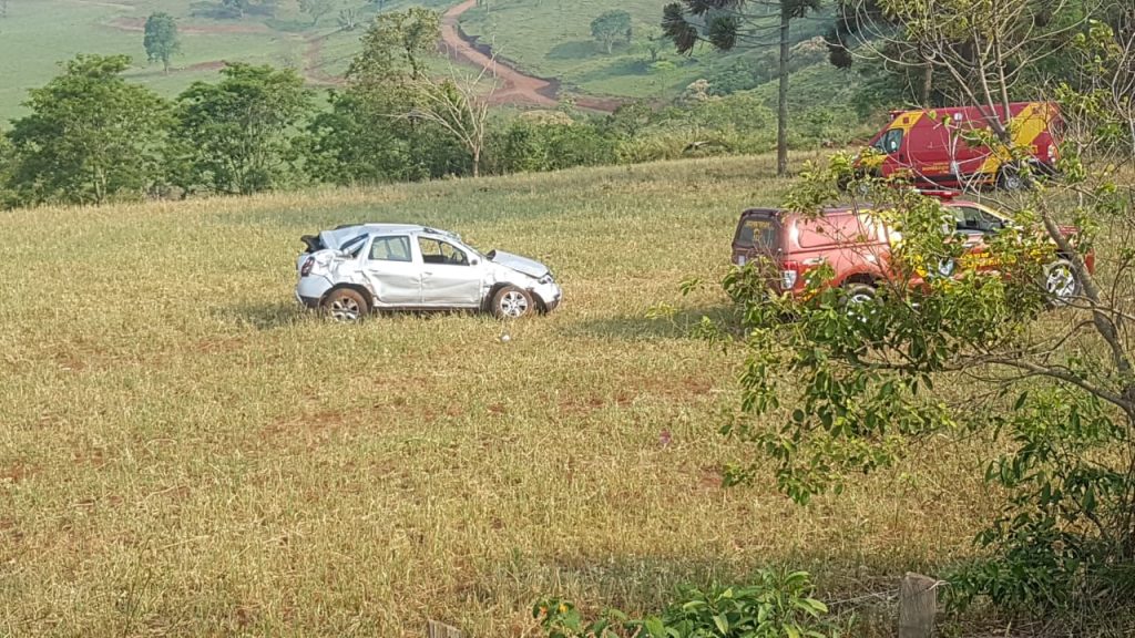 Mãe e filha ficam feridas em capotamento na PR-180