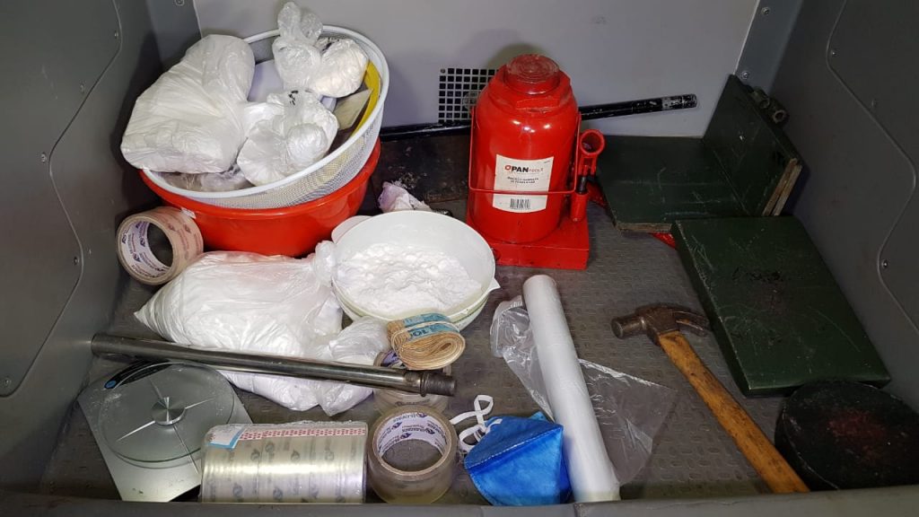 Polícia faz apreensão de cocaína e mais de R$ 5 mil em casa de homem executado no Floresta
