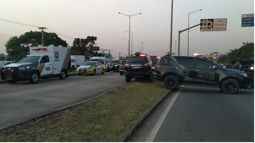 Suspeito em carro roubado morre após confronto com policiais na Linha Verde