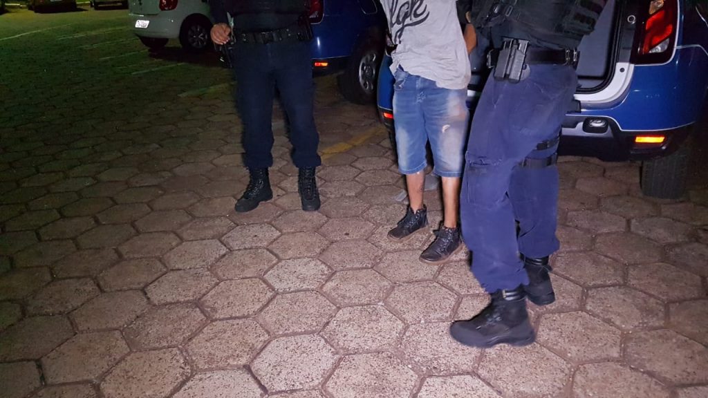 Homem descumpre medida protetiva, se aproxima da ex-esposa e da ex-sogra e acaba preso pela GM