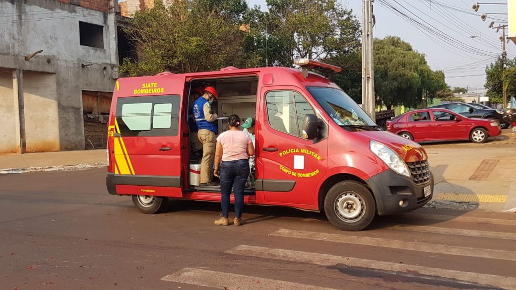 Moto bate na traseira de veículo Gol na Avenida Tito Muffato