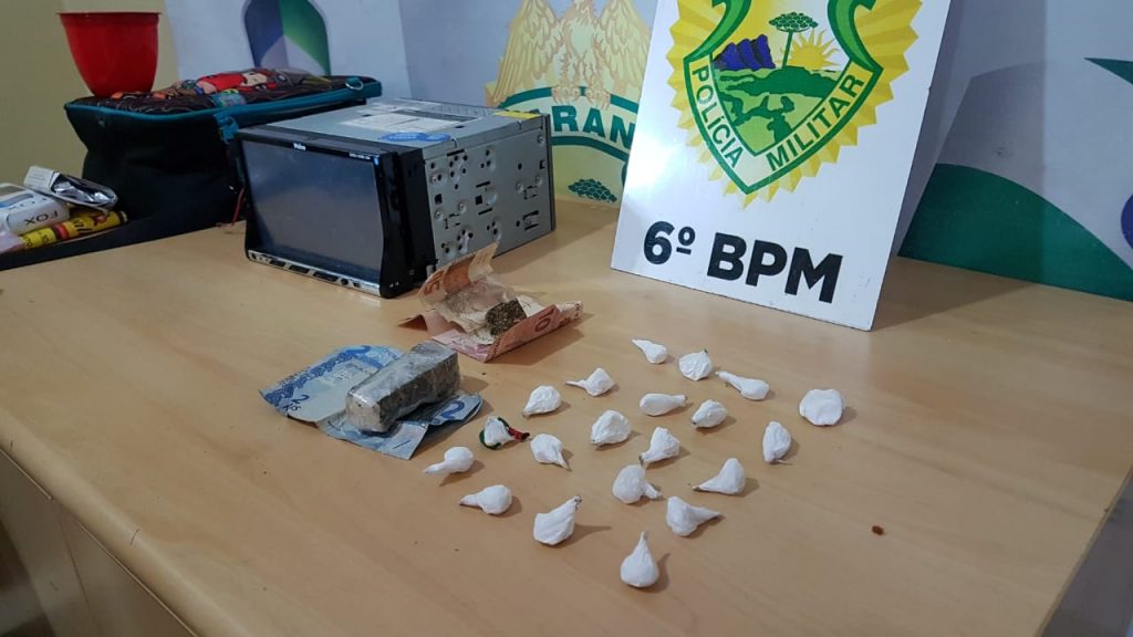 Após abordagem no Santo Onofre, PM detém trio, apreende drogas, dinheiro e aparelho multimídia