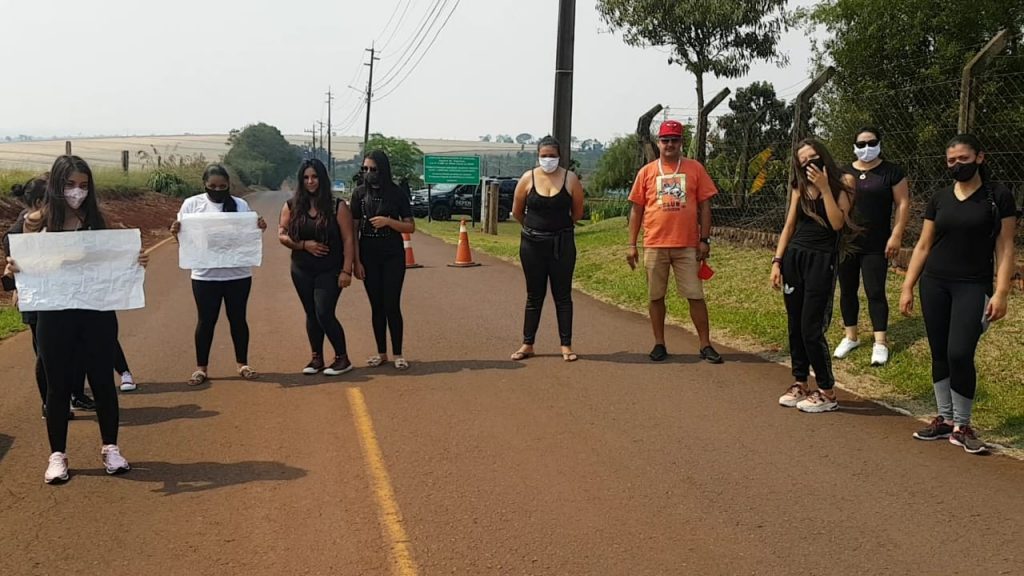 Familiares fazem manifestação pedindo por retorno das visitas presenciais aos detentos da PEC