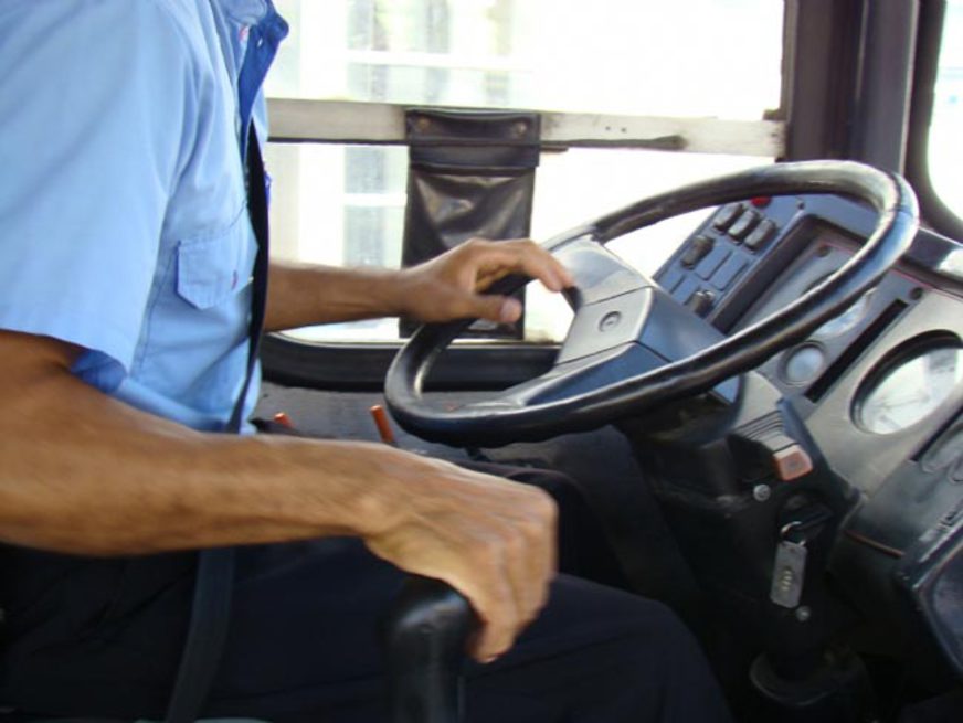 Idosa que precisou fazer cirurgia na perna após queda em ônibus será indenizada em R$ 45 mil