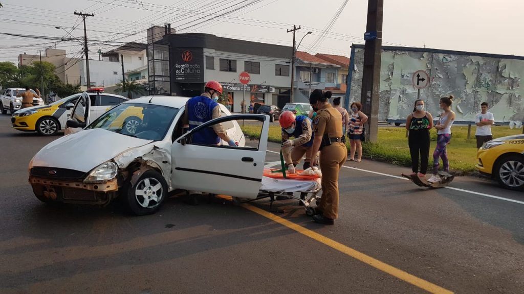 Mulher fica ferida em forte colisão no Bairro Coqueiral