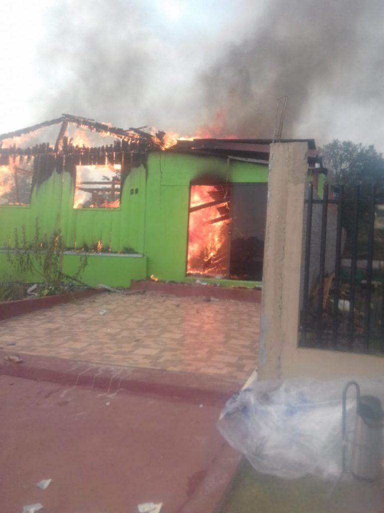 Casa é destruída em incêndio no Bairro Fátima, em Ibema