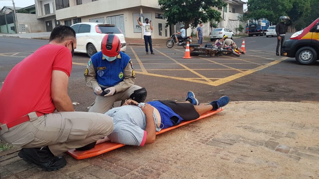 Motos colidem e dois homens ficam feridos na Rua Vitória