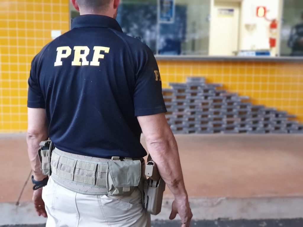 Em duas abordagens, simultâneas, PRF apreende carreta com cocaína e recupera caminhão roubado