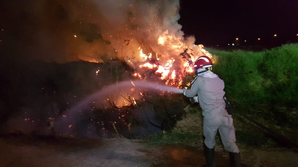 Bombeiros combatem incêndio no Bairro Cascavel Velho