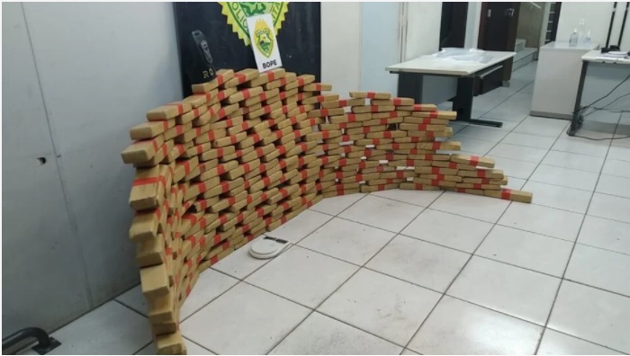 Polícia prende suspeito e apreende cerca de 80 kg de maconha dentro de galinheiro