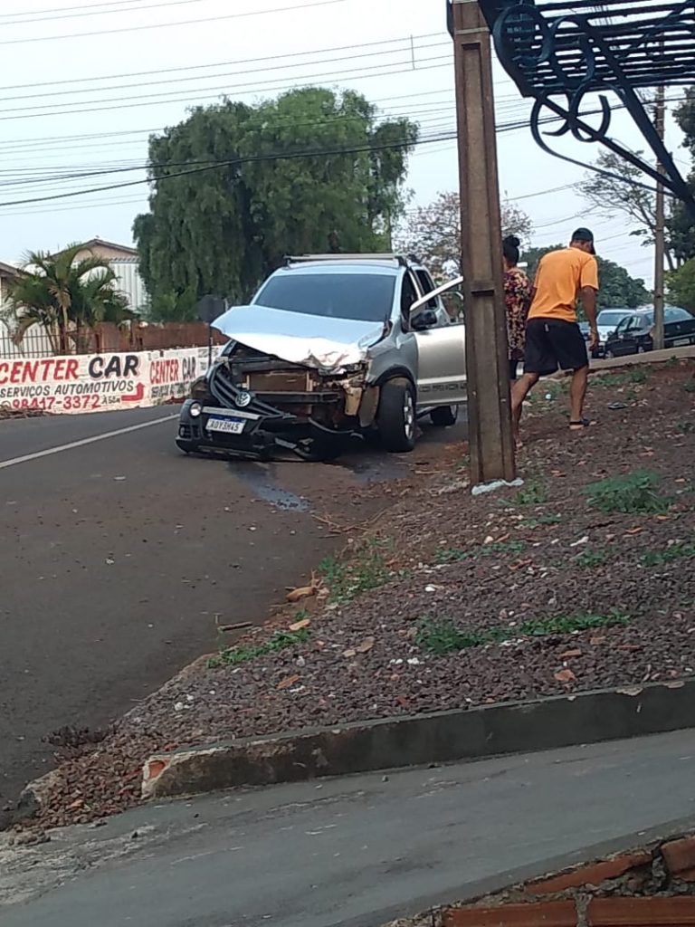Veículos se envolvem em colisão no Bairro Floresta