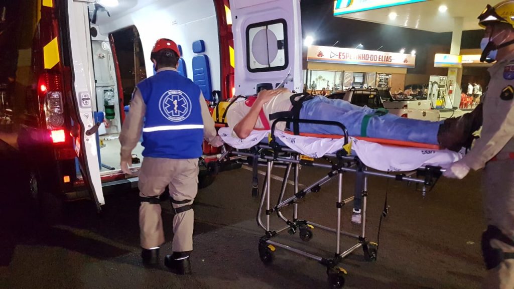 Entregador é socorrido em acidente na Avenida Carlos Gomes