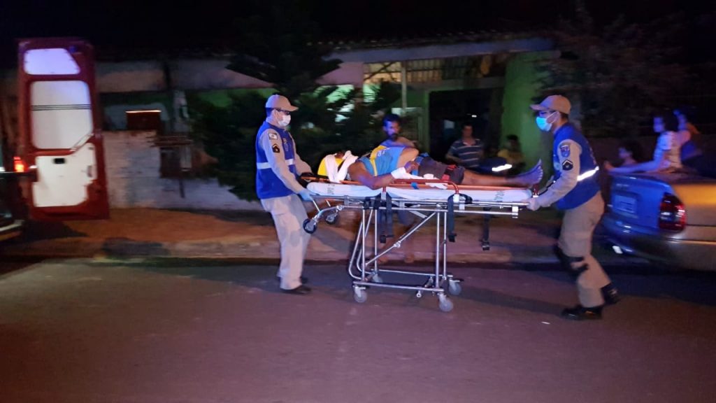 Idoso de 71 anos é socorrido ao sofrer queda no Bairro Interlagos