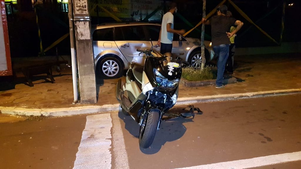 Motociclista tem fratura em antebraço ao se envolver em colisão na Av. Brasil