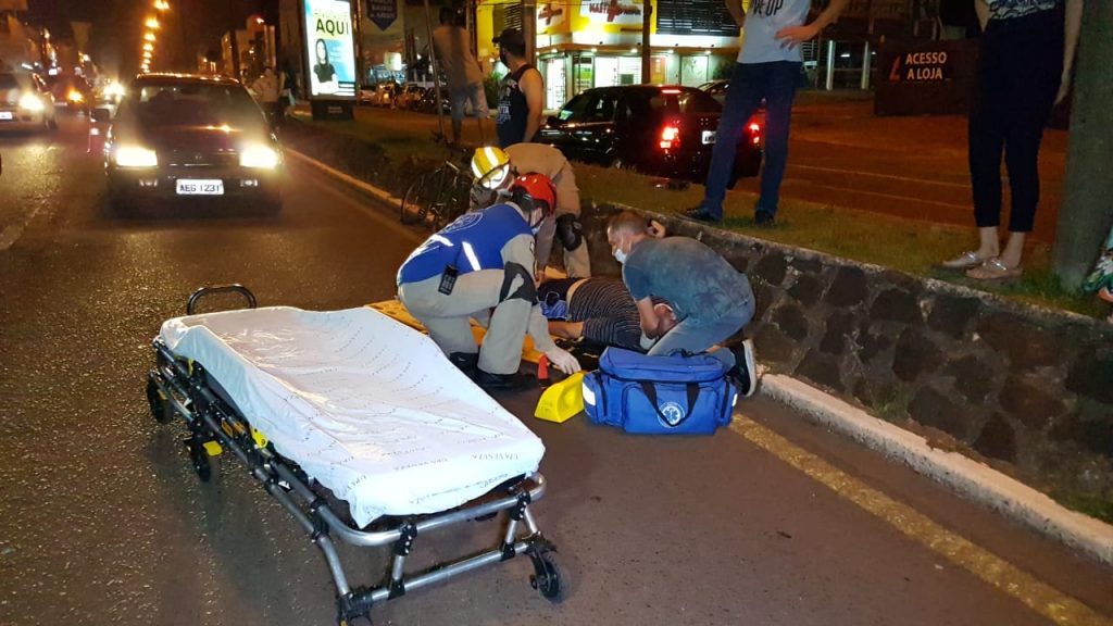 Pedestre é atropelado e motociclista ferido em acidente na Av. Carlos Gomes