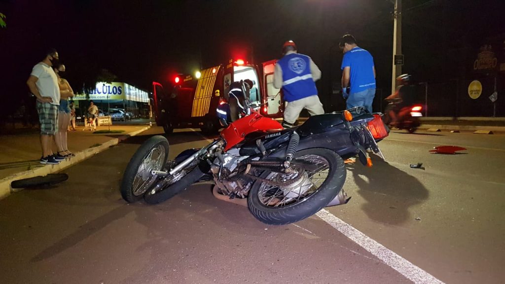 Motocicletas colidem na Avenida Tito Muffato