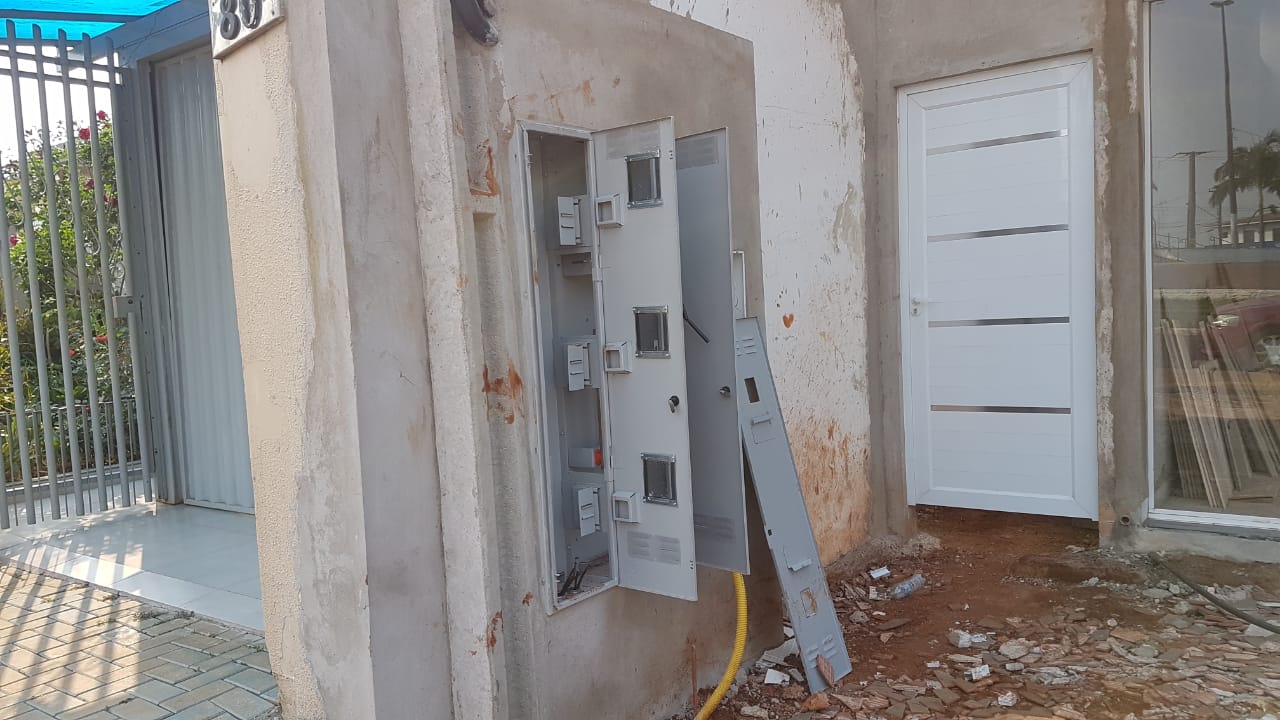 Obra tem fios furtados duas vezes em apenas uma semana; dono cobra por mais segurança Imagem referente a Obra tem fios furtados duas vezes em apenas uma semana; dono cobra por mais segurança