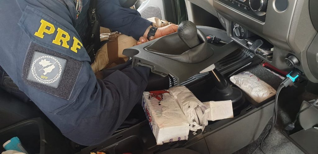 PRF apreende dois carros com mercadorias contrabandeadas após abordagem na BR-277