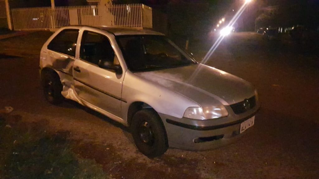 Veículos Gol se envolvem em colisão no Bairro Santa Felicidade