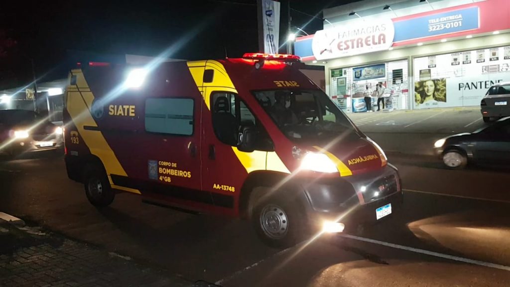 Carro atinge moto na Rua Jacarezinho, em Cascavel