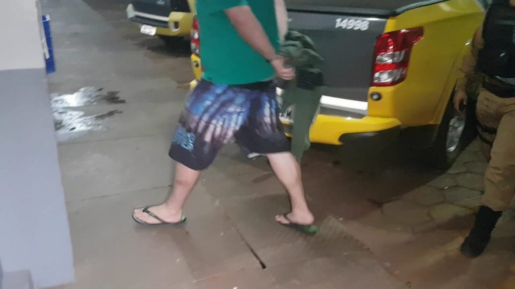 Rapaz de 24 anos é detido no Bairro Guarujá e levado à delegacia