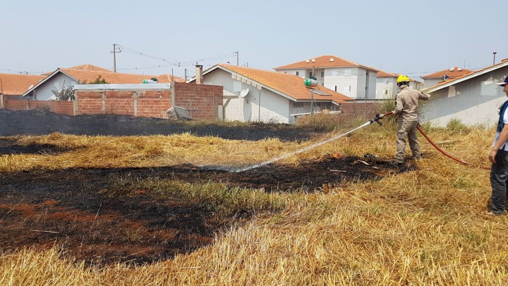 Área de vegetação pega fogo e mobiliza Bombeiros ao Conjunto Riviera