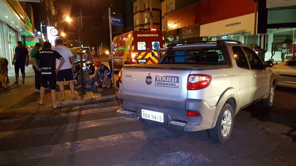 Homem fica ferido em acidente entre carro e moto na Rua Paraná