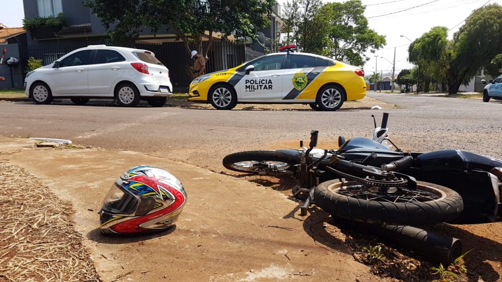Carro e moto se envolvem em colisão no Bairro Santa Cruz