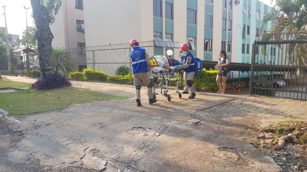 Homem cai em escadaria e precisa ser socorrido no Centro
