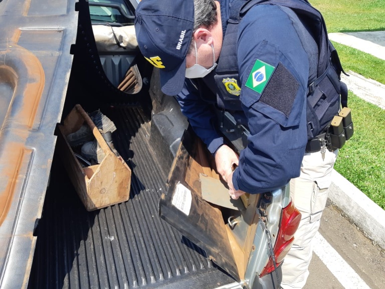 PRF apreende quase 70 quilos de maconha na carroceria de uma pickup em Guarapuava