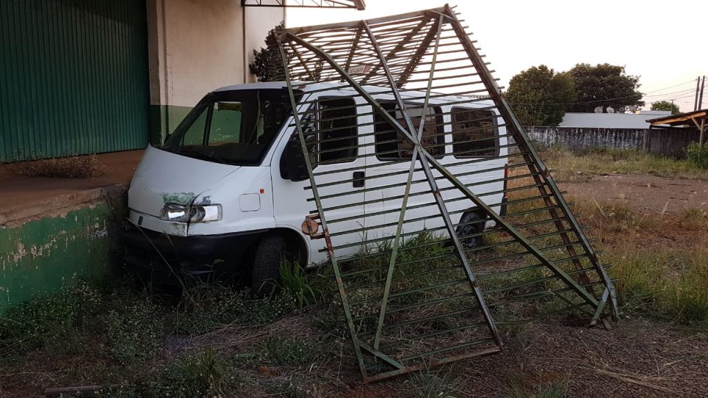 Sem freio, veículo vai parar em empresa na Região do Lago