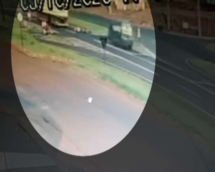 Novas imagens mostram ciclista sendo atropelado por carreta na BR-277