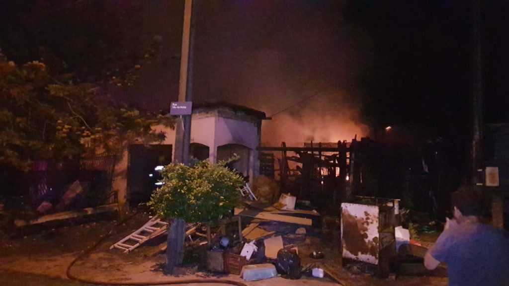 Casa é destruída em incêndio no Bairro Cataratas