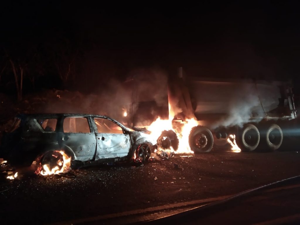 Após colisão frontal, carro e caminhão pegam fogo na PR-445 em Londrina