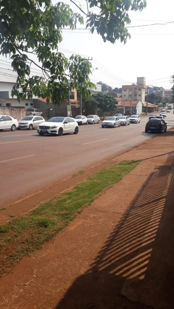 Brasmadeira: lentidão e filas exigem atenção de motoristas na Rua Gandhi, esquina com a Av. Piquiri