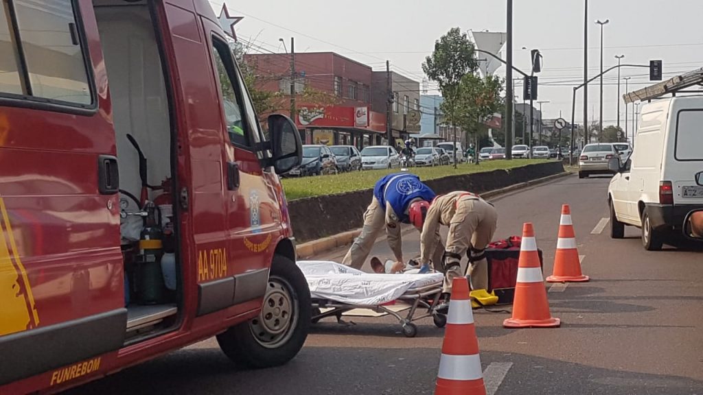 Motociclista fica ferido em colisão traseira contra Fiat Strada na Av. Carlos Gomes