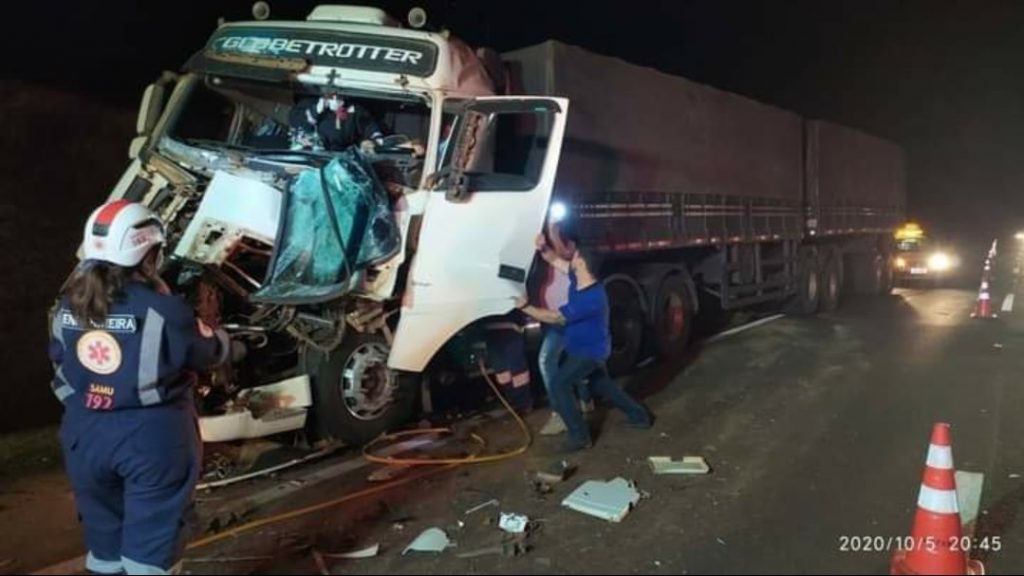 Colisão traseira entre bitrem e caminhão deixa motorista preso às ferragens na PR-444